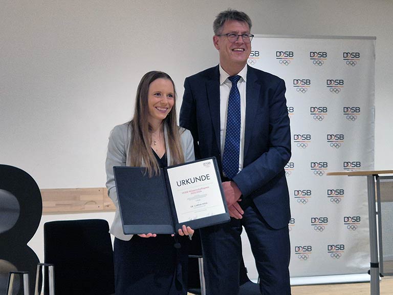 Carina Nigg receives the first prize of the Science Award 2023/2024 of the German Olympic Sports Confederation.